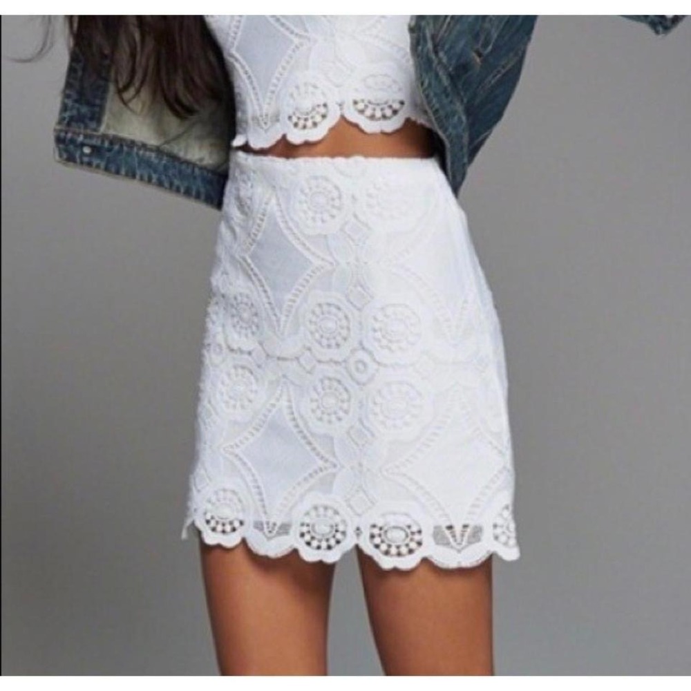 Abercrombie & Fitch White Lace Mini Skirt Scalloped Hem Coquette Summer Size 4